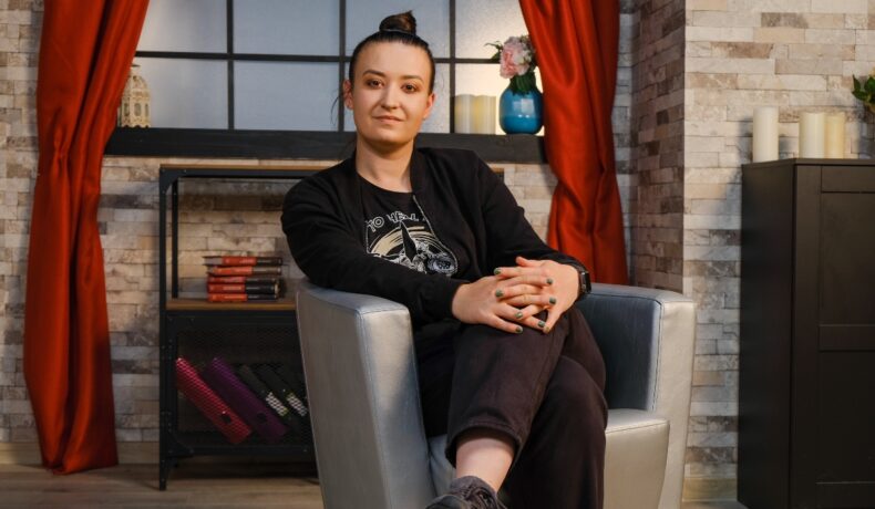 Roxana Blenche, picior peste picior, într-un fotoliu, la interviul pentru CaTine.ro