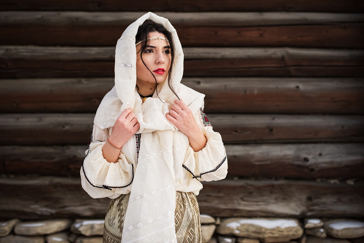 Portret al unei femei frumoase îmbrăcate într-un costum tradițional românesc pentru a marca mai multe tradiții de sânziene