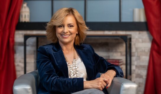Simona Gherghe, îmbrăcată elegant, într-un sacou albastru, din catifea, zâmbitoare la interviul pentru CaTine.ro