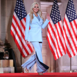 Tiffany Trump, îmbrăcată într-un costum elegant, albastru, la o conferință a Partidului Republican, în 2020