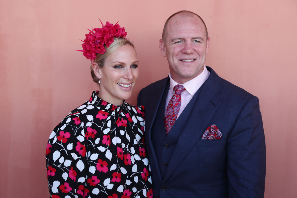 Zara și Mike Tindall, la un eveniment monden, îmbrăcați elegant, în anul 2019