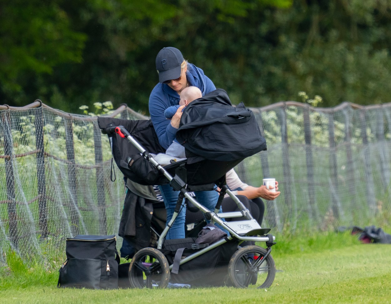 Zara Tindall, în timp ce își pune bebelușul în cărucior, la un eveniment de echitație