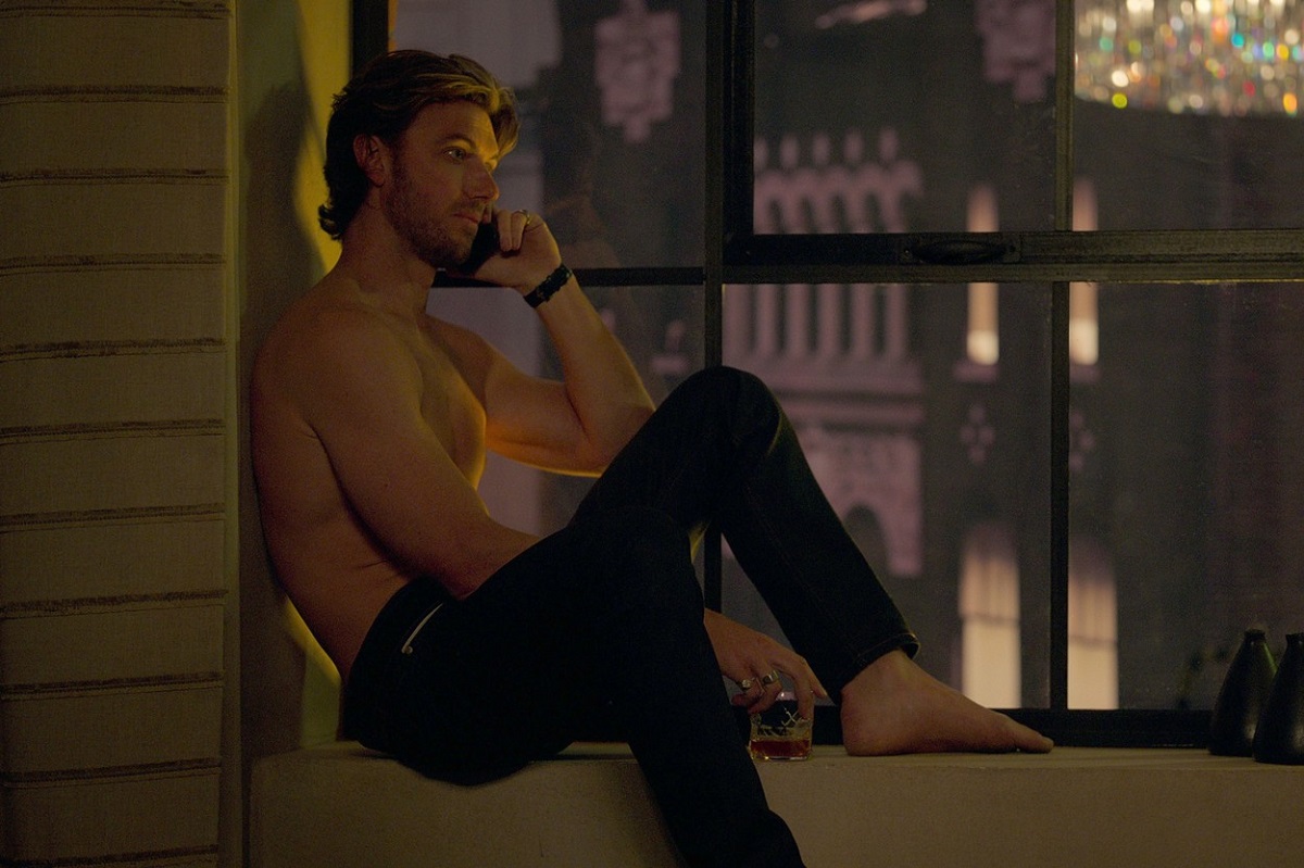 Adam Demos în timp ce este filmat într-una din scenele serialului Sex Life