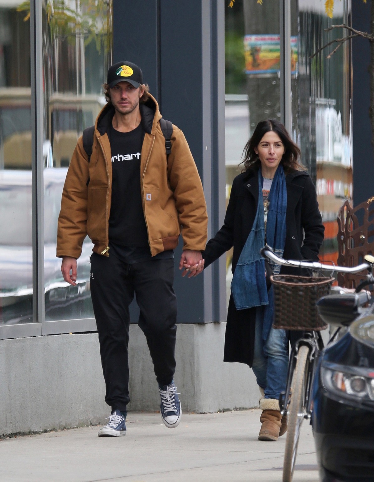 Actorul din serialul Sex/Life, Adam Demos într-o ținută casual în timp ce o ține de mînă pe iubita sa Sarah Shahi la o plimbare pe stradă