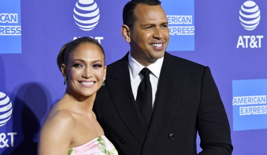 Jennifer Lopez zâmbind la cameră cu părul prins într-un coc alături de fostul său logodnic, Alex Rodriguez pe covorul roșu la Annual Palm Springs International Film Festival în 2020