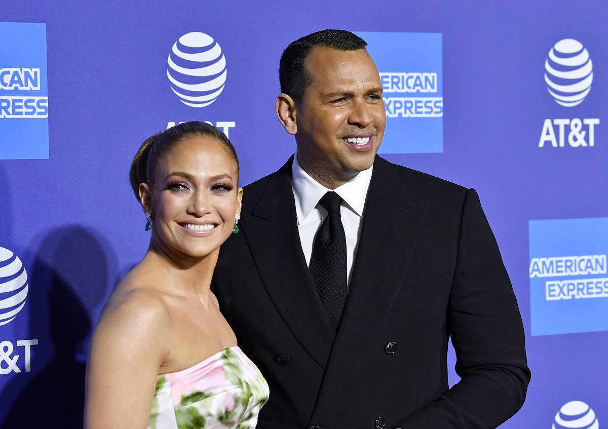 Jennifer Lopez zâmbind la cameră cu părul prins într-un coc alături de fostul său logodnic, Alex Rodriguez pe covorul roșu la Annual Palm Springs International Film Festival în 2020