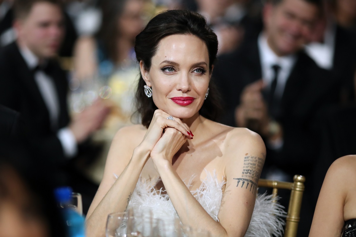 Angelina Jolie a participat la cea de-a 23-a ediție Annual Critics' Choice Awards, în 2018. Vedeta a optat pentru o rochie argintie, cu pene în jurul bustului și un ruj roșu, ce a atras atenția tuturor