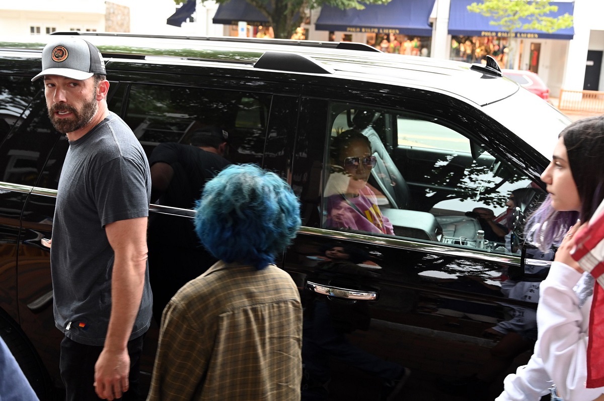 Ben Affleck în timp ce o privește pe Emme și pe prietena sa pentru a le conduce la mașina unde se află Jennifer Lopez