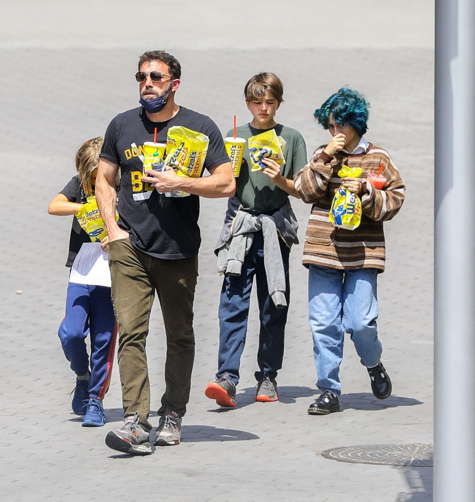 Ben Affleck la Universal CityWalk alături de doi dintre copii săi, Seraphine și Samuel și de fiica lui Jennifer Lopez, Emme