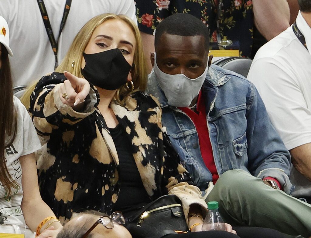 Noul iubit al lui Adele, Rich Paul într-o geacă de blugi în timp ce o ține pe artistă în brațe la un meci de baschet din cadrul NBA