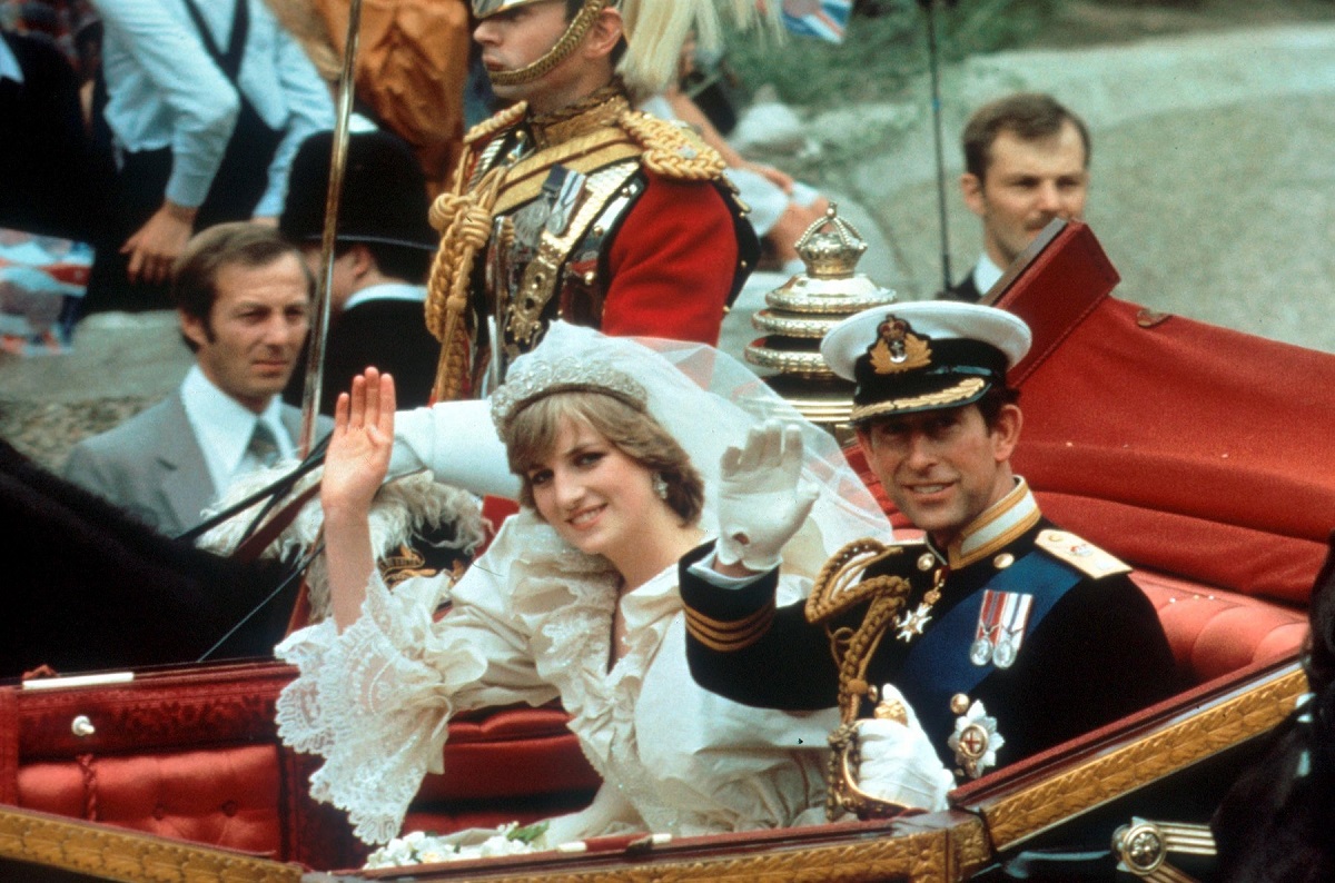 Prințesa Diana în rochie de mireasă alături de Prințul Charles într-o trăsură în timp ce face cu mâna publicului la plecarea de la nunta sa, imagine ce va apărea și în documentarul Prințesei Diana