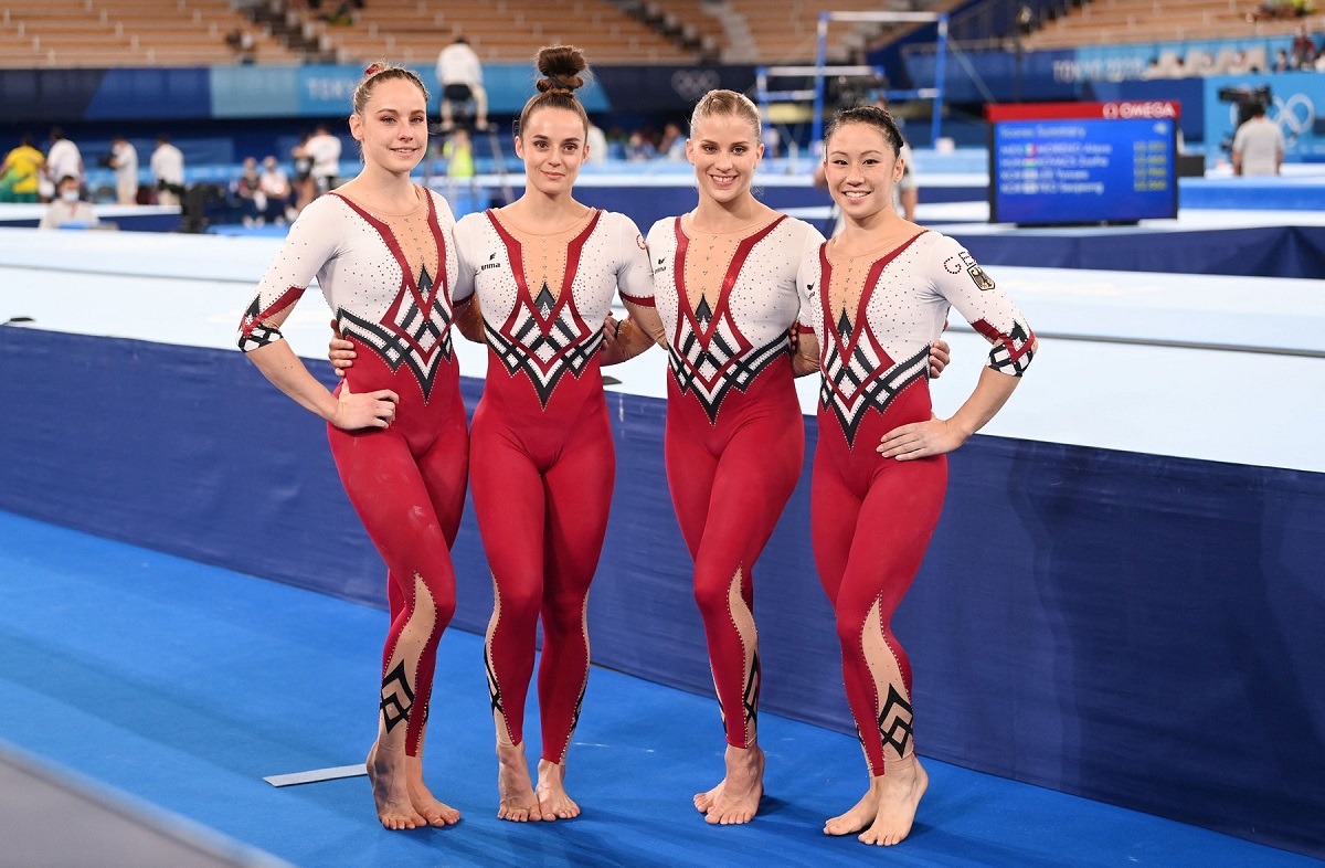 Echipa de gimnaste a Germaniei la Jocurile Olimpice de la Tokyo din 2020 purtând costume întregi cu alb și roșu, de la stânga la dreapta fiind Sarah Voss, Pauline Schäfer, Elizabeth Seitz și Kim Bui