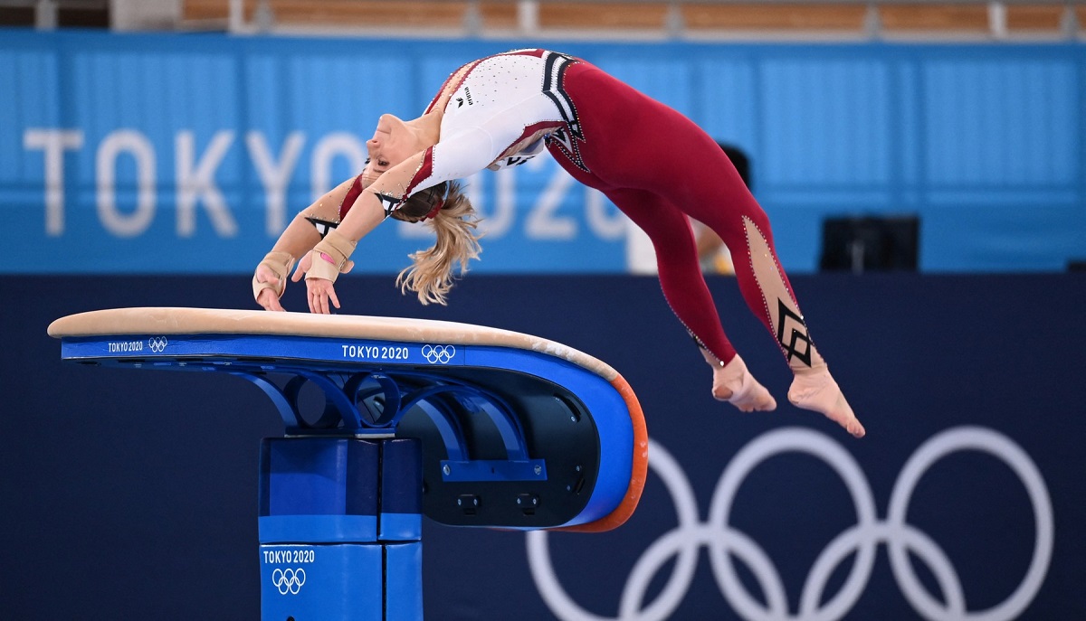 Gimnasta Elisabeth Seitz în timp ce execută o săritură la trambulină pe spate la Jocurile Olimpice de la Tokyo 2020