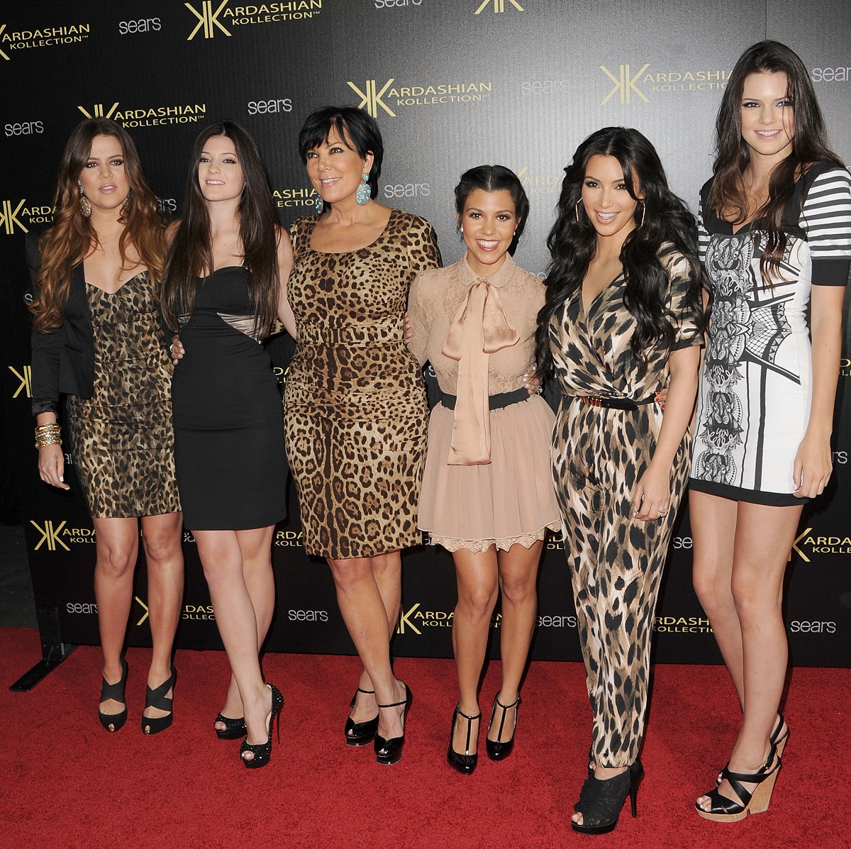 Fotografie de familie cu surorile Kardashian, Khloe Kardashian, Kylie Jenner, Kris Jenner, Kourtney Kardashian, Kim Kardashian și Kendall Jenner la lansarea proprie colecții de haine din 2011