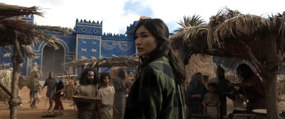 Actrița Gemma Chan într-una din scenele filmului Eternals în timp ce se află într-o piață marocană din trecut