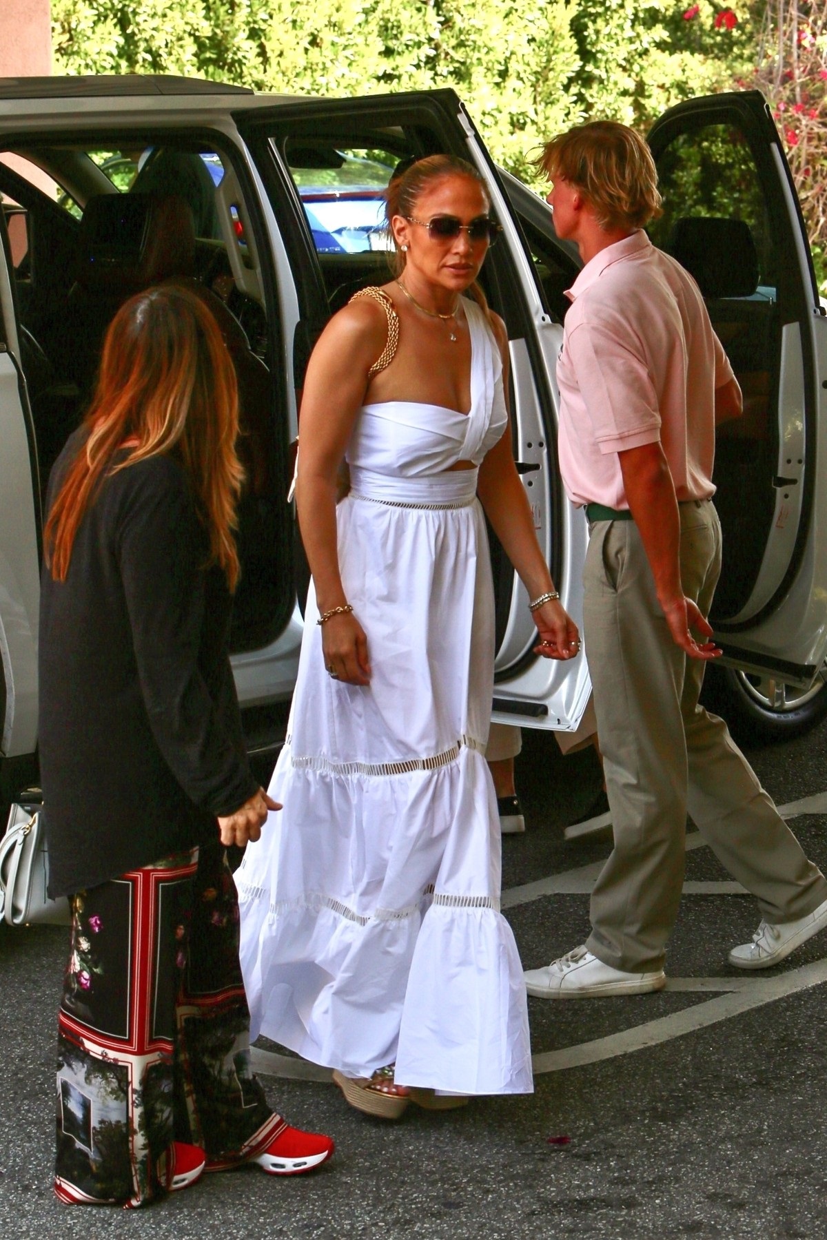 Jennifer Lopez într-o rochie maxi albă cu ajutorul căreia a atras privirile tuturor în Santa Monica
