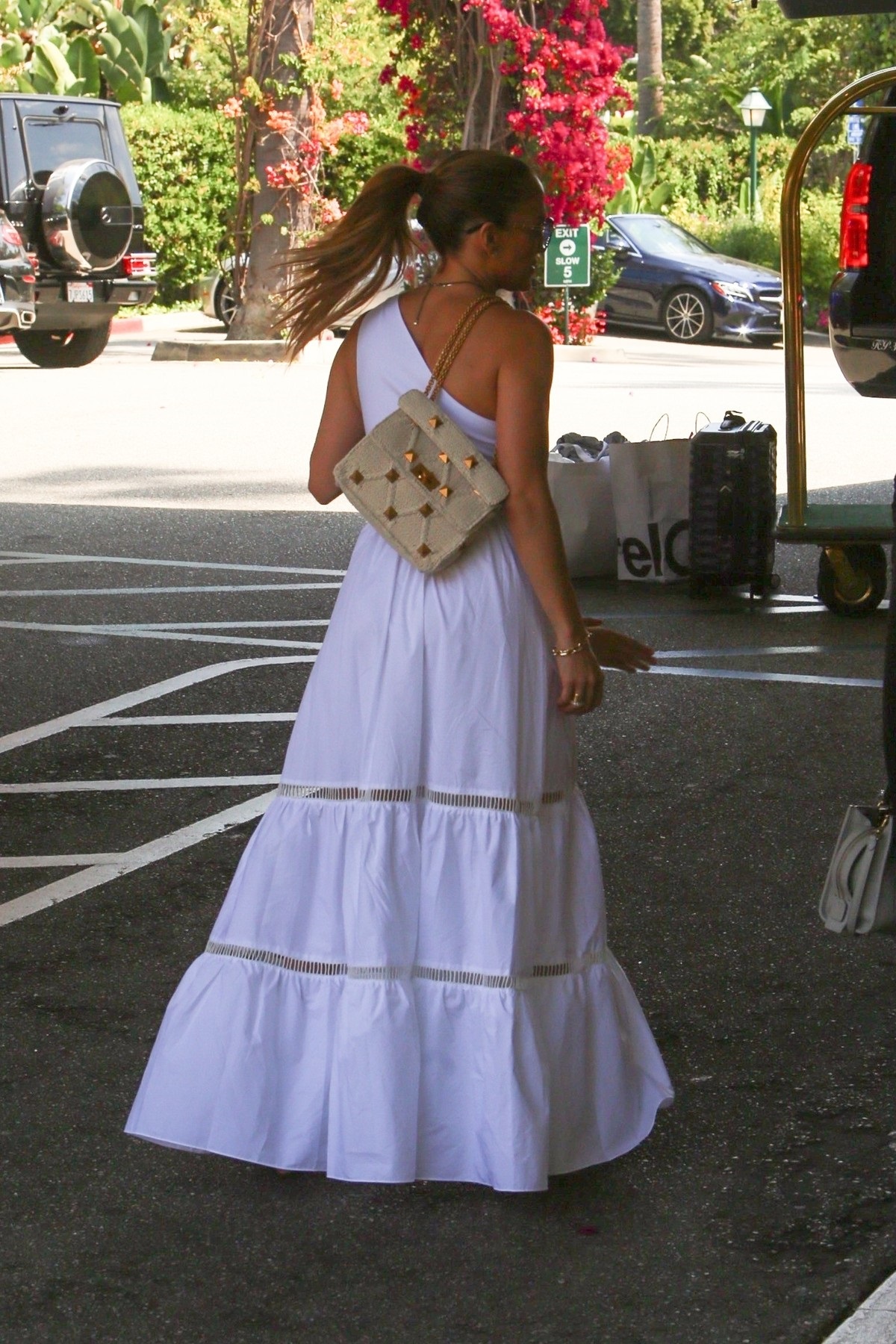 Artista Jennifer Lopez fotografiată cu spatele în timp ce se află în Santa Monica și merge să ia cina cu gemenii săi Max și Emme