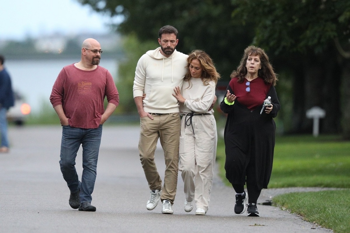 Jennifer Lopez în timp ce se plimbă în brațele lui Ben Affleck alături de producătoarea ei și soțul acesteia