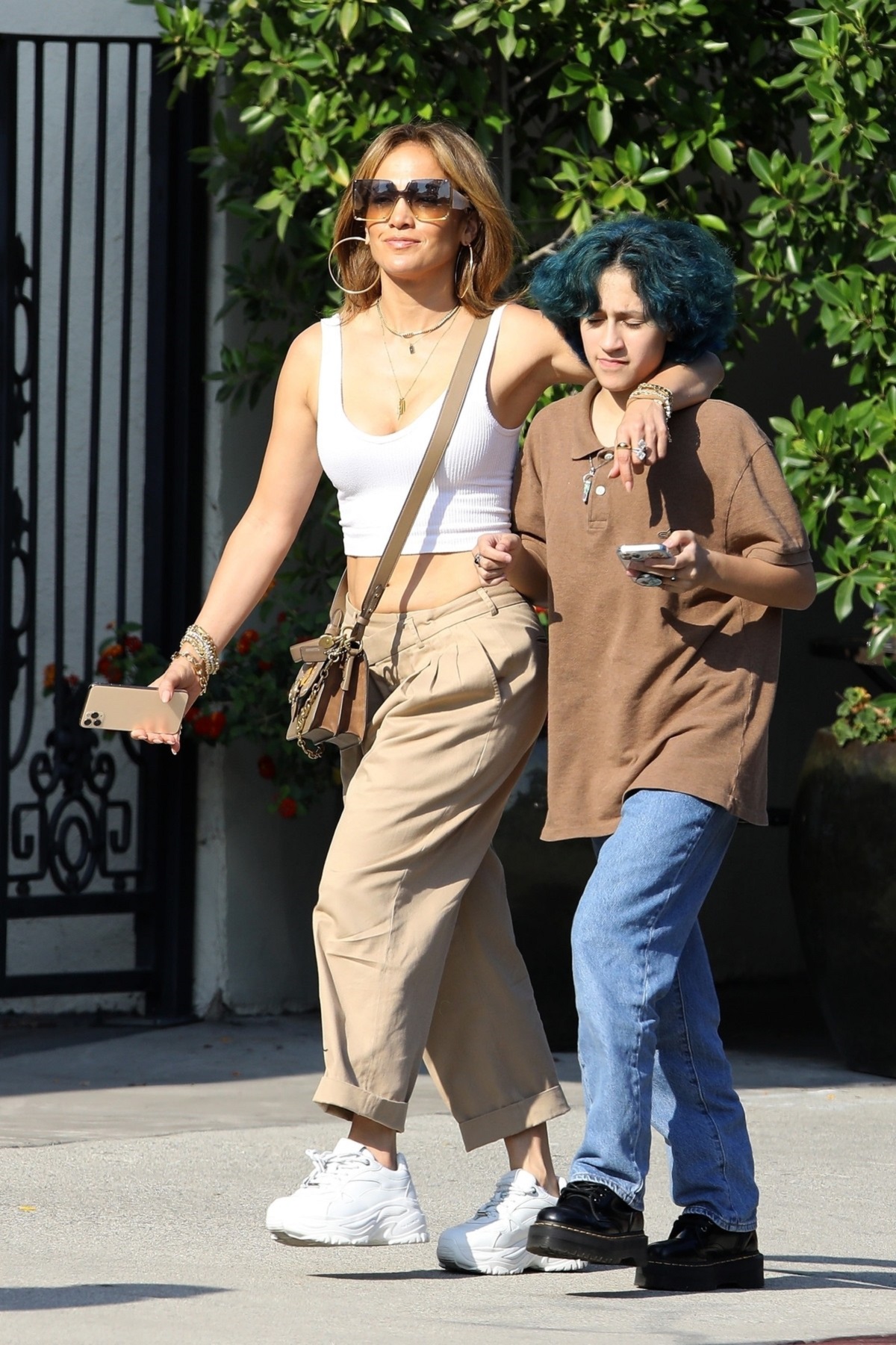 Jennifer Lopez în timp ce o ține după umăr pe fiica sa, Emme, pe străzile din Los Angeles