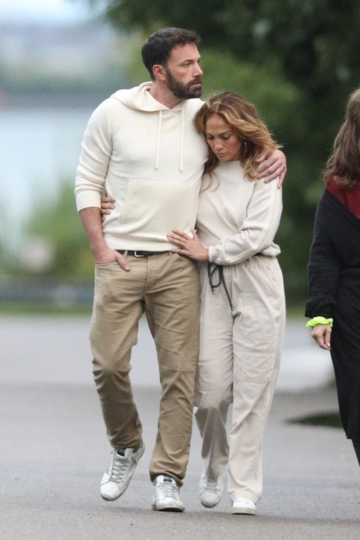 Jennifer Lopez într-o ținută lejeră alături de Ben Affleck în timp ce se plimbă îmbrățișați pe străzile din Hamptons