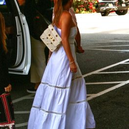 Cântăreața Jennifer Lopez într-o rochie albă maxi în timp ce iese dintr-o mașină în Beverly Hills