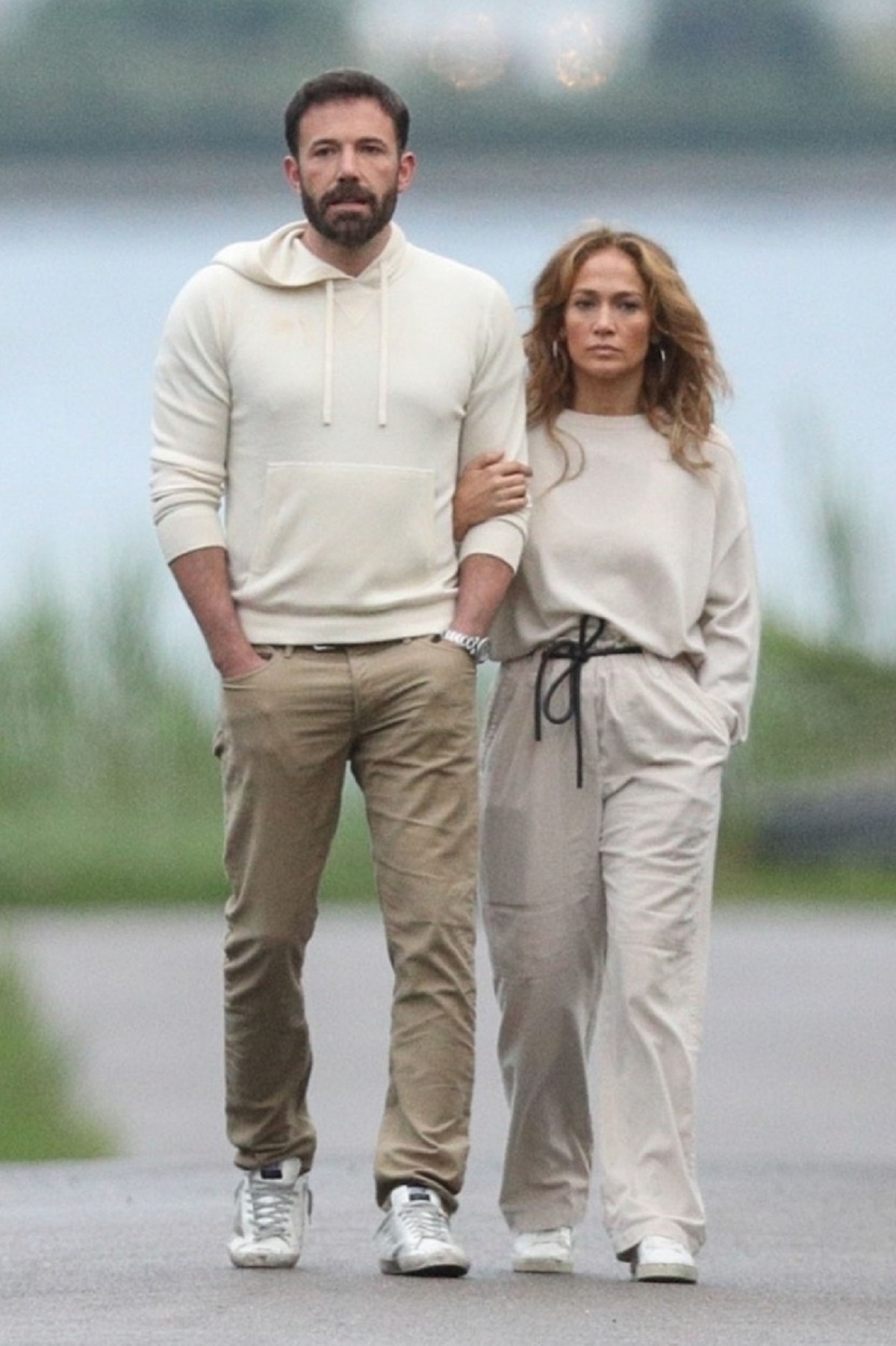 Jennifer Lopez la braț cu Ben Affleck în timp ce se plimbă pe o stradă a unui cartier din New York