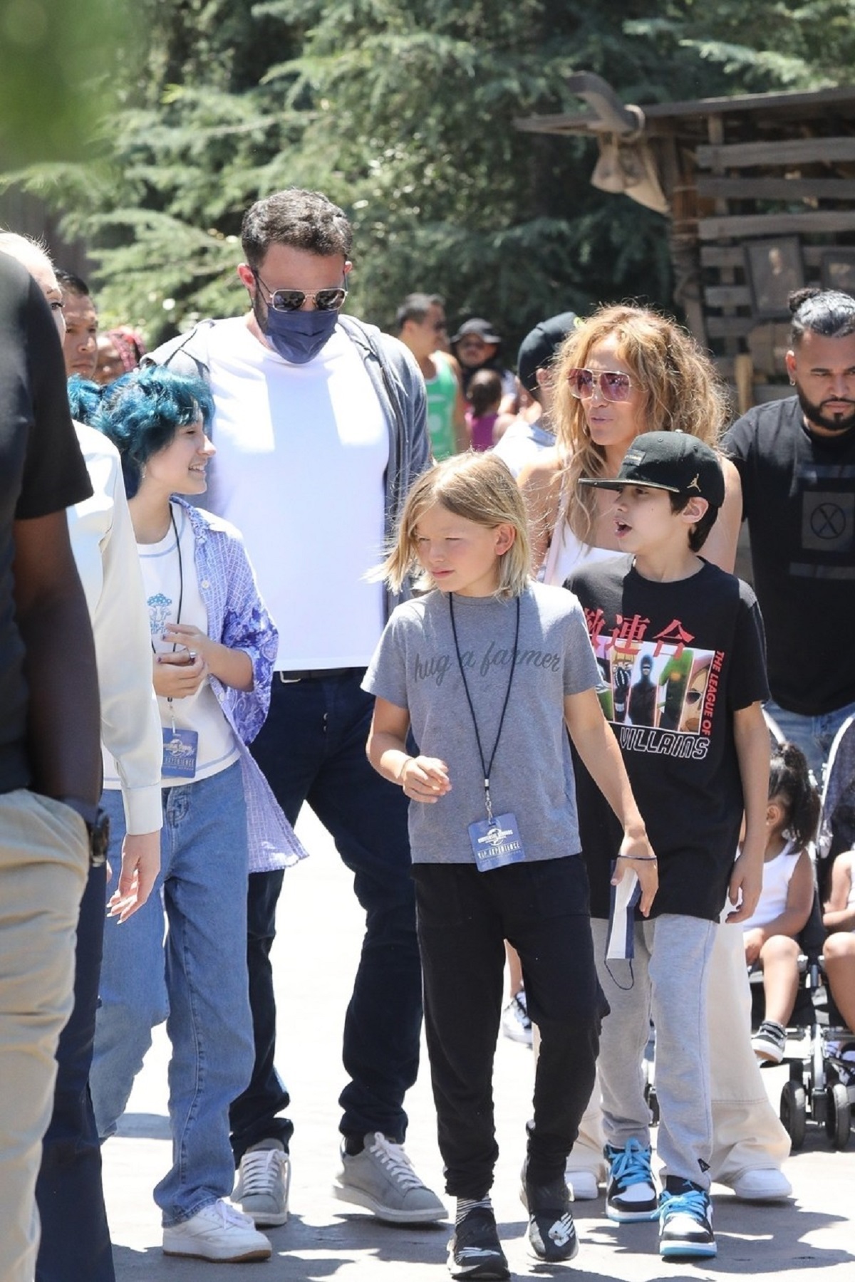 Ben Affleck alături de Jennifer Lopez și cei trei copiii ai lor din fostele căsnicii în timp ce merg în vizită în parcul de distracții de la Universal Studios