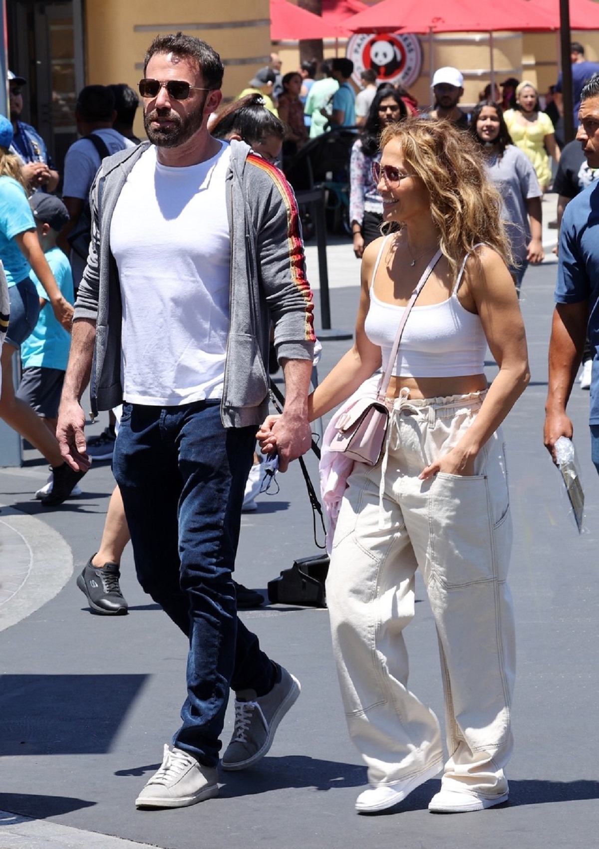 Jennifer Lopez în timp ce îl ține de mână pe iubitul său Ben Affleck după ce și-au dus copiii la parcul de distracții Universal Studios