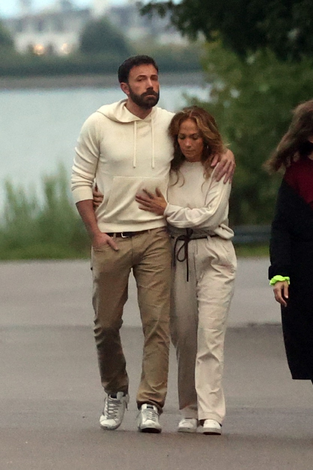 Jennifer Lopez alături de Ben Affleck în timp ce se plimbă în Hamptns ca o dovadă a faptului că sunt tot mai apropiați unul de celălalt