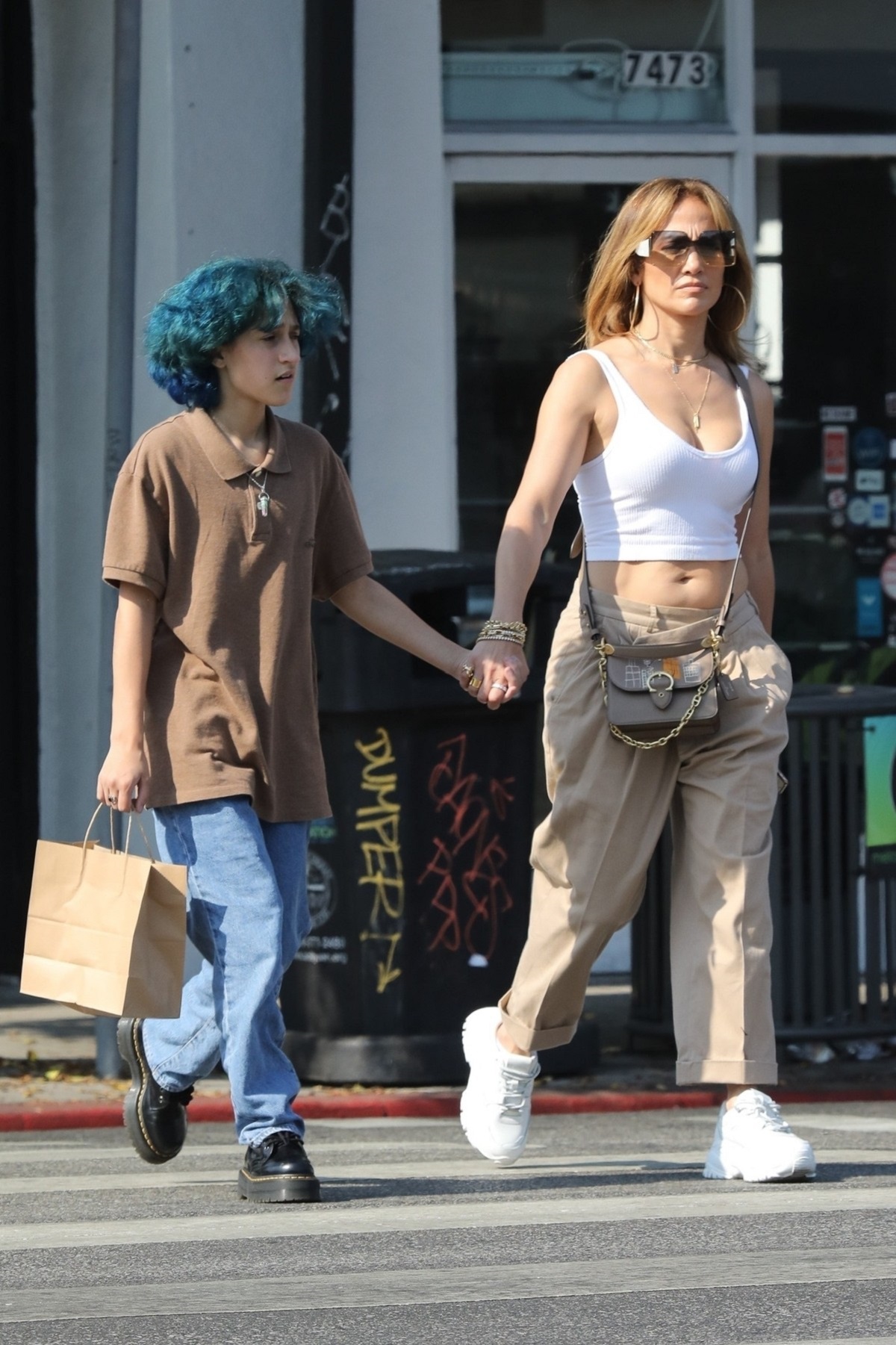 Jennifer Lopez în timp ce se ține de mână cu Emme și ies dintr-un magazin din Los Angeles