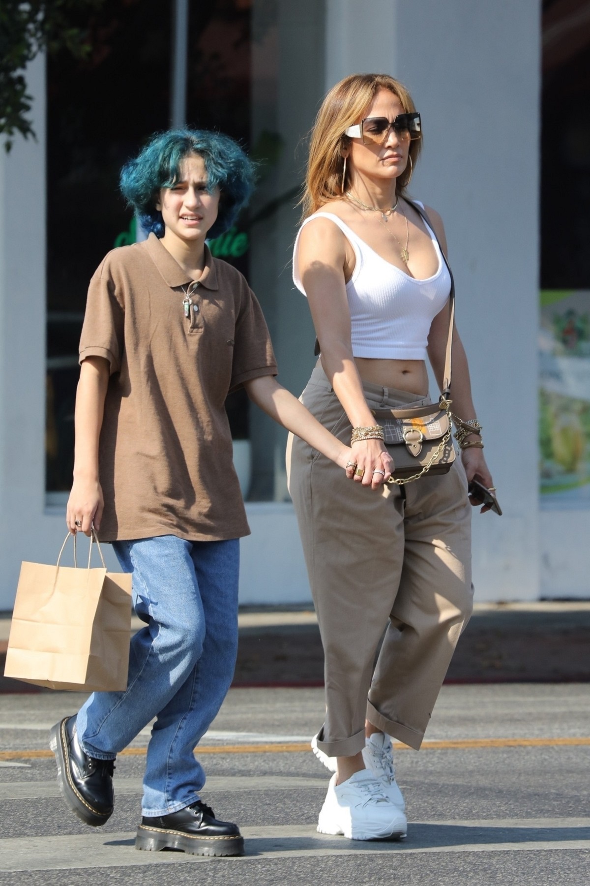 Jennifer Lopez a ieșit în oraș într-o ținută lejeră cu fiica sa, Emme și s-au ținut de mână pe stradă