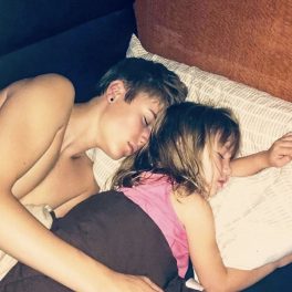 Justin Bieber în timp ce doarme în pat alături de sora lui mai mică, Jazmyn