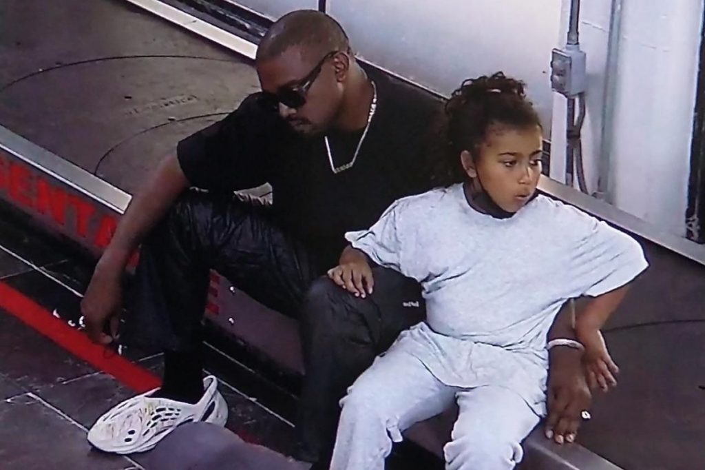 Kanye West este un tată devotată și este alături de fiica sa North West în aeroportul din Mexic în timp ce așteaptă avionul pentru Los Angeles