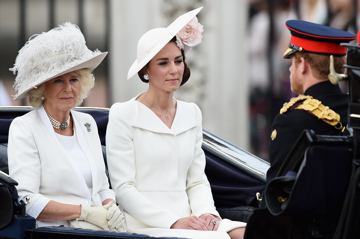 Kate Middleton într-un costum alb alături de Camilla, Ducesa de Cornwall, într-o trăsură la participarea ceremoniei Trooping The Colour 2016