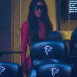 Kim Kardashian într-un costum roșu din latex în Atlanta