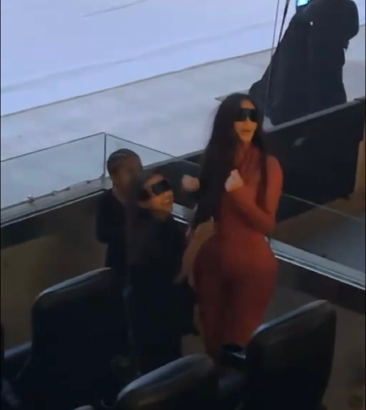 Kim Kardashian a participat la lansarea noului album al lui Kanye West și a purtat un costum roșu din latex