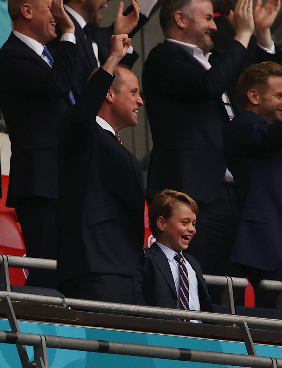 Prințul George alături de Prințul William în timp ce privesc împreună un meci de fotbal de la UEFA Euro 2020
