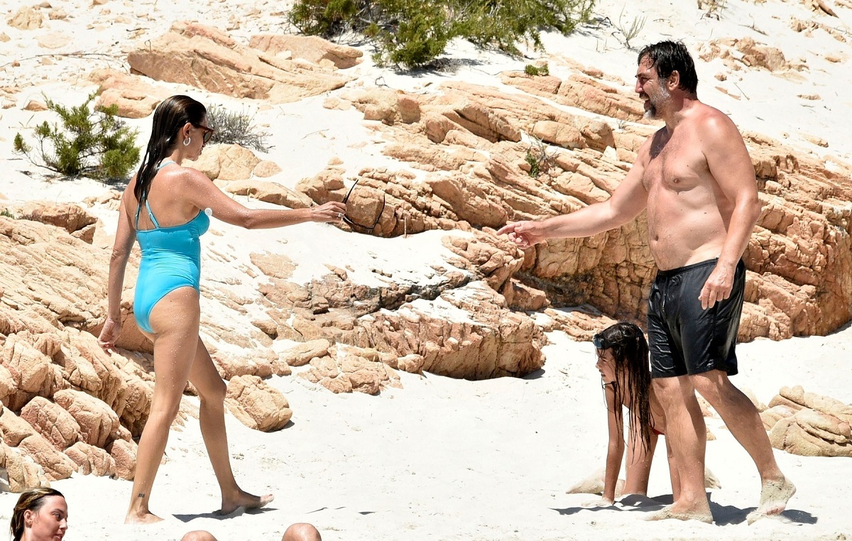 Penelope Cruz pe plajă în costumul de baie albastru în timp ce-i oferă soțului său o pereche de ochelari