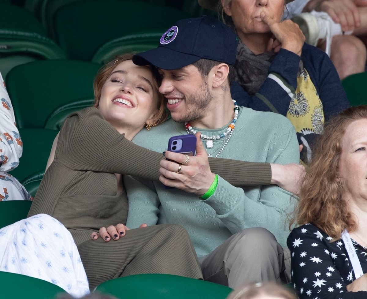 Phoebe Dynevor în timp ce îl ține în brațe pe noul său iubit Pete Davidson la turneul Wimbledon