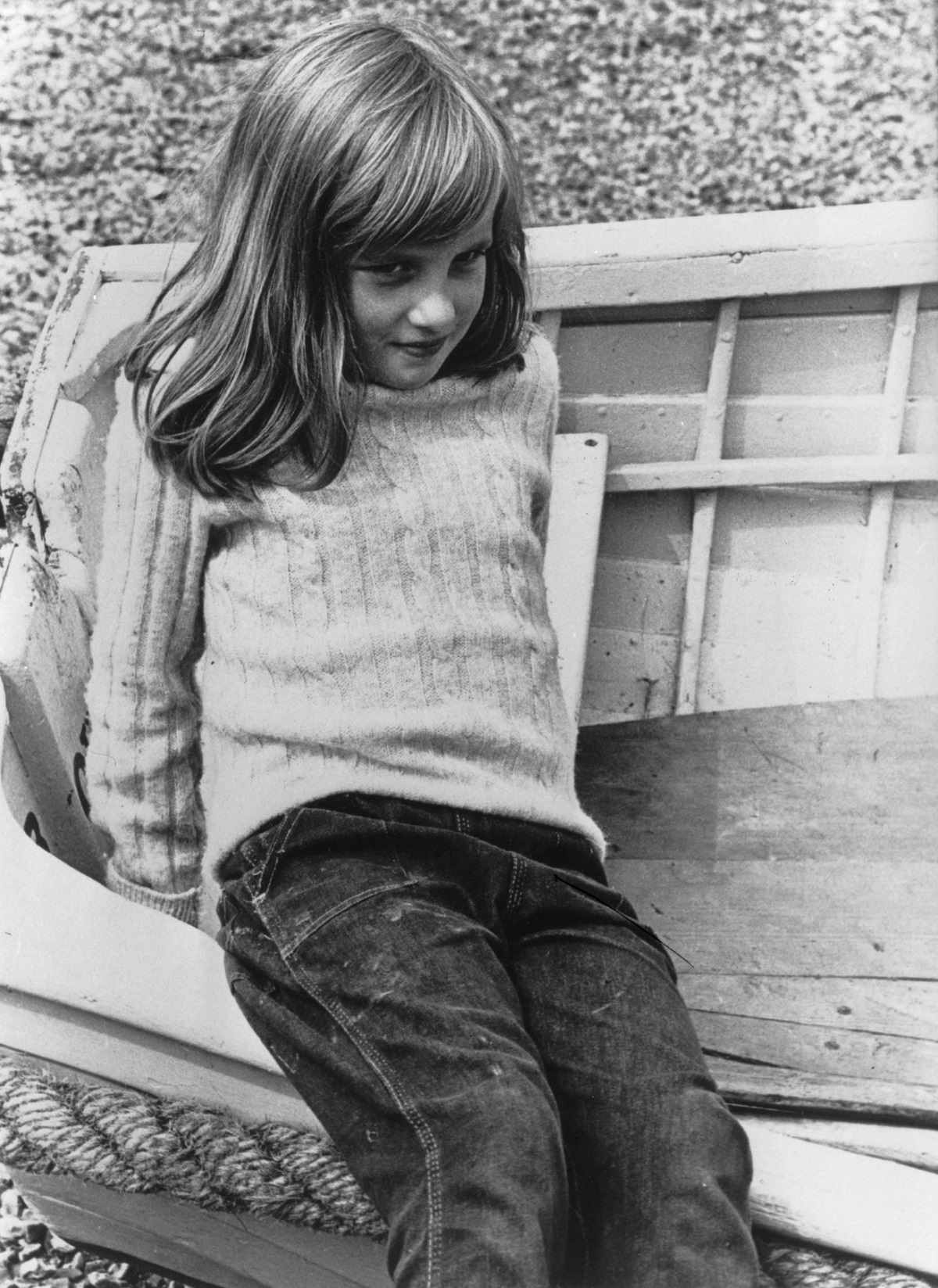 Prințesa Diana în copilărie în anul 1970 în timpul unei vacanțe de vară în timp ce stă pe o lădiță