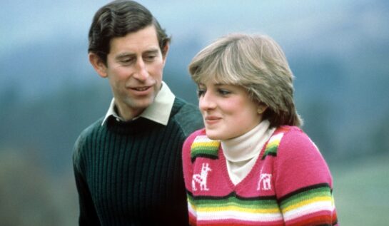 Prințul Charles într-o bluză de culoare smarald în timp ce o privește pe prințesa Diana care poartă o bluză roz cu dungi verzi și galbene, într-o imagine surprinsă după căsătoria lor