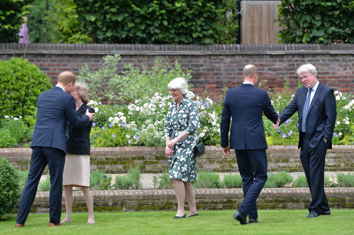 Prințul William și Prințul Harry în timp ce își strâng mâna cu unchiul, Charles Spencer și mătușile sale, Lady Sarah și Lady Jane
