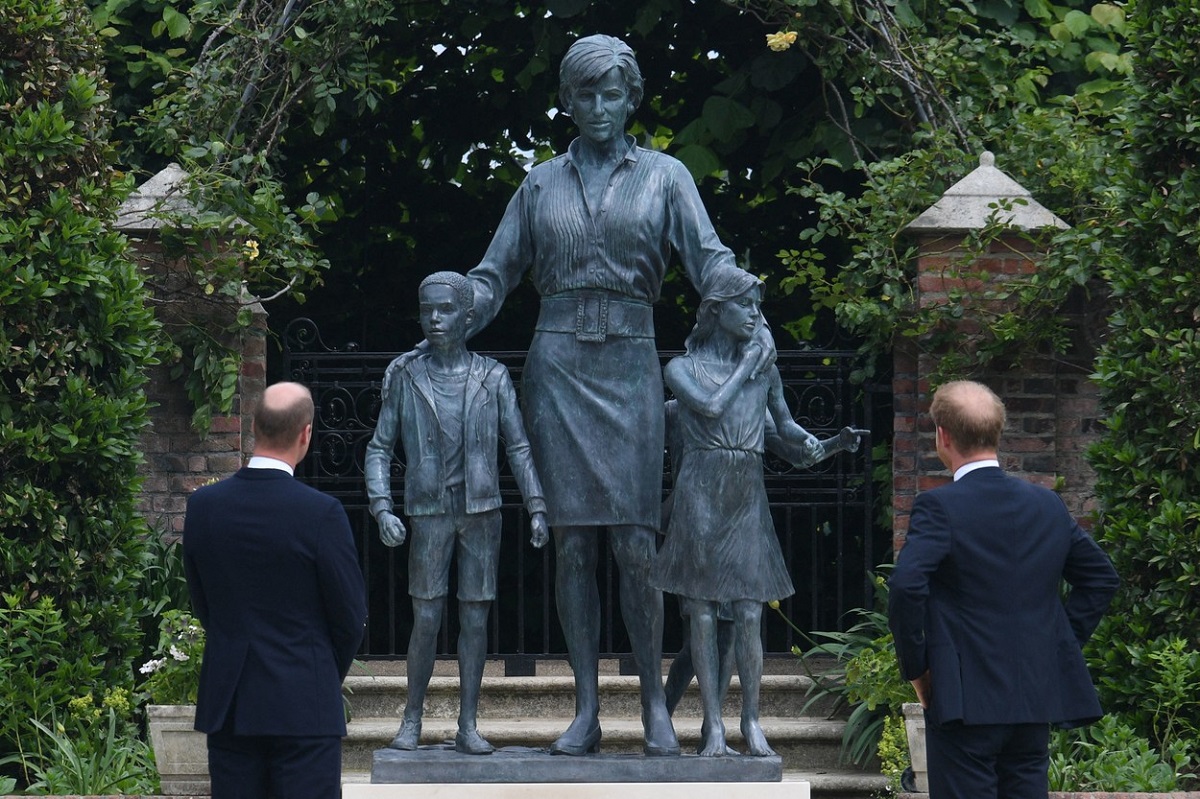 Prințul William și Prințul Harry în timp ce privesc statuia Prințesei Diana