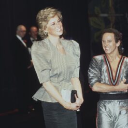 Prințesa Diana îmbrăcată elegant în timp ce se află alături de Wayne Sleep după ce acesta a avut un spectacol intitulat Song and Dance în Anglia în 1988