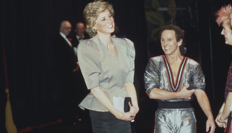 Prințesa Diana îmbrăcată elegant în timp ce se află alături de Wayne Sleep după ce acesta a avut un spectacol intitulat Song and Dance în Anglia în 1988