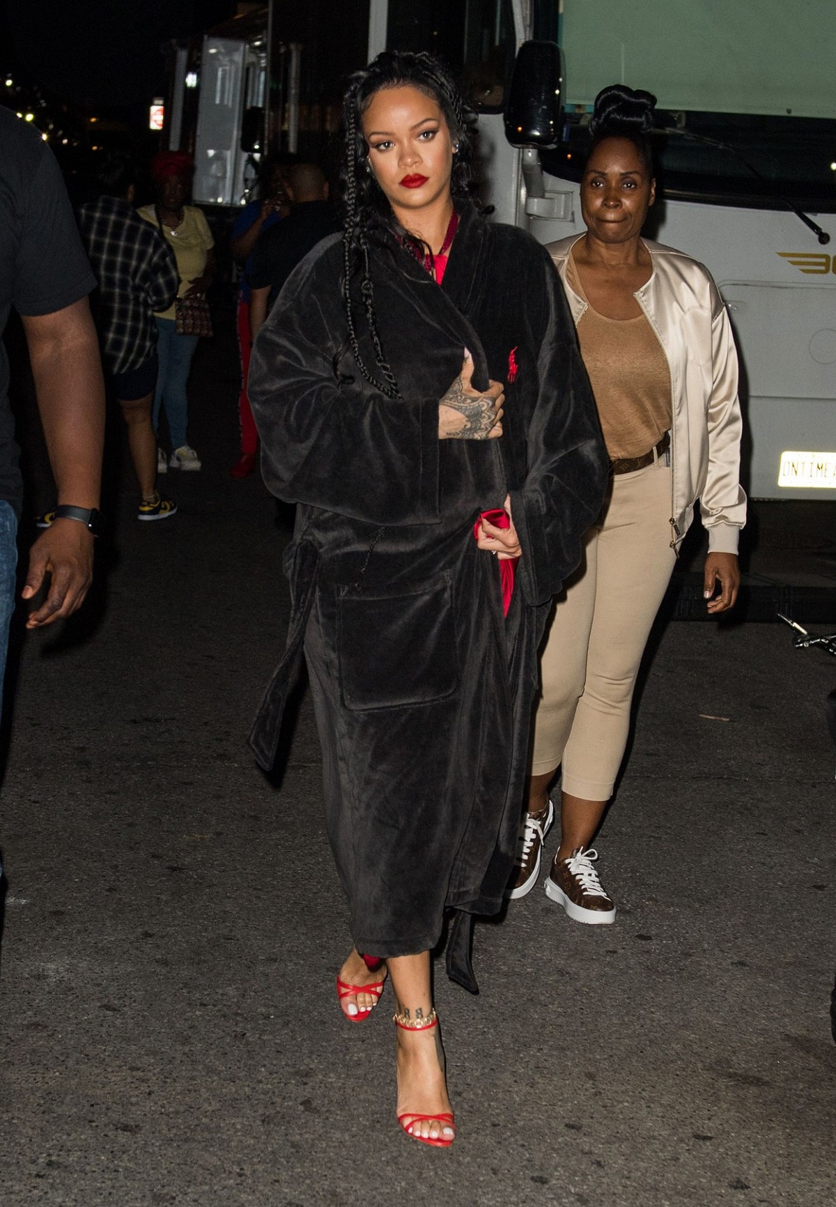 Apariția Rihannei într-un halat negru și tocuri roși în timp ce se află pe străzile din New York la filmarea noului său videoclip