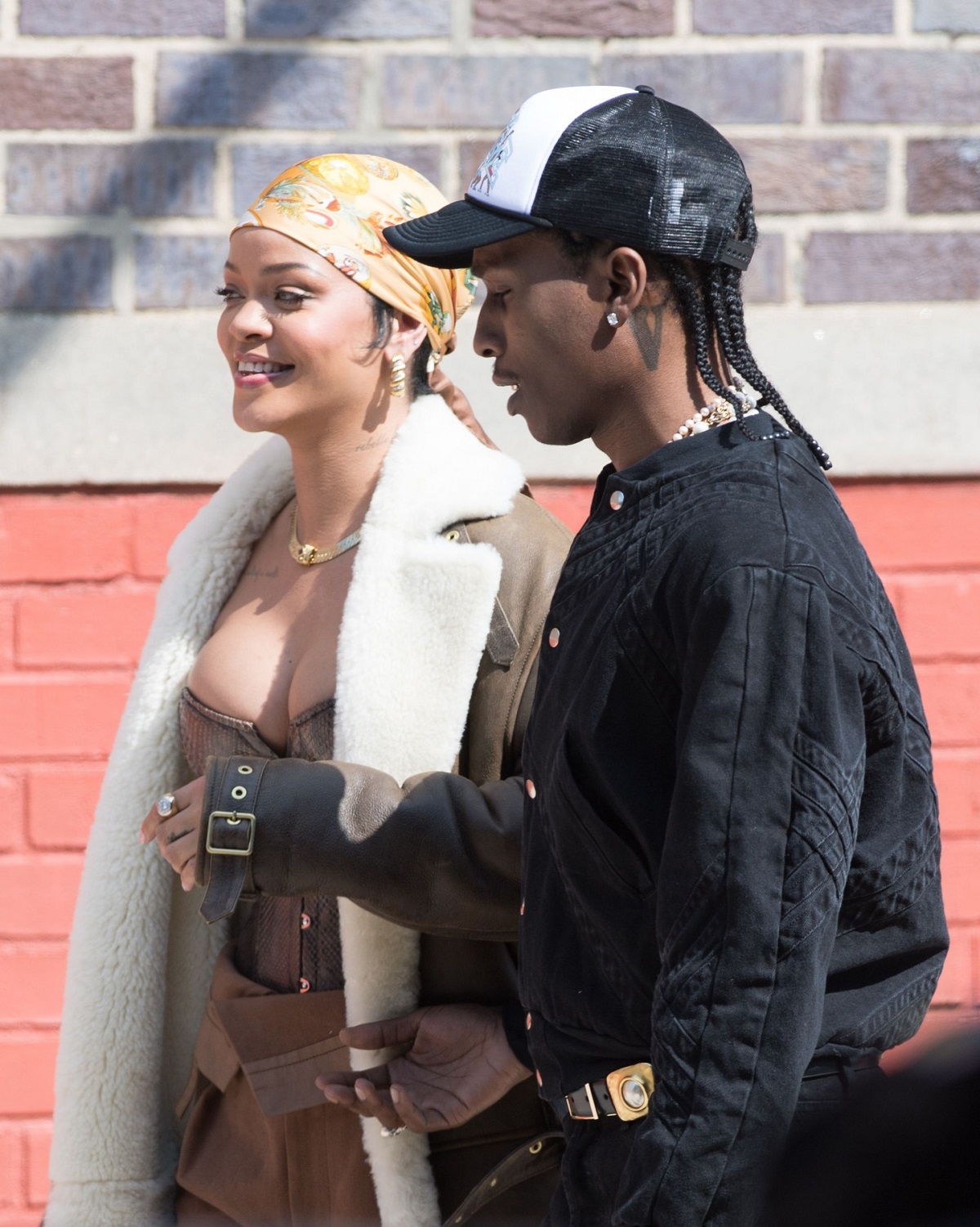 A$AP Rocky într-o ținută neagră cu șapcă pe cap în timp ce merge alături de Rihanna și discută pe străzile din New York