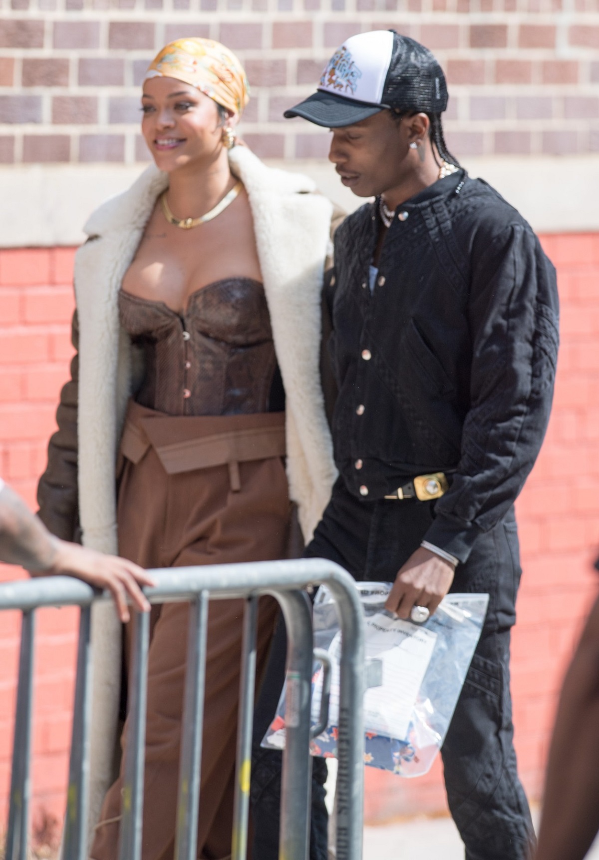 Rihanna într-o ținută complet crem în timp ce merge alături de iubitul său A$AP Rocky pe străzile din New York