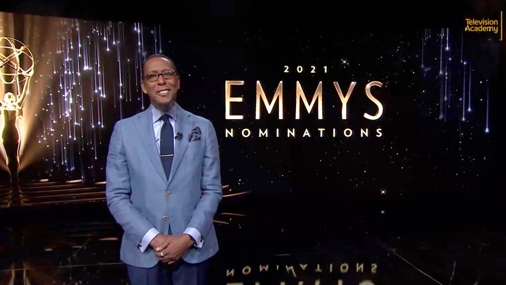 Ron Cephas Jones, fotografiat într-un costum gri, în timp ce anunță lista completă a nominalizărilor de la Premiile Emmy 2021