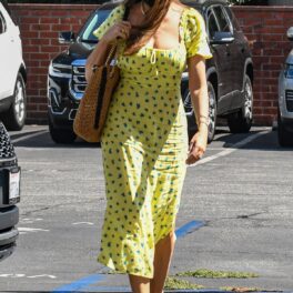Sofia Vergara într-o rochie galbenă cu imprimeu floral, purtând mască pe față în timp ce se plimbă pe străzile din California
